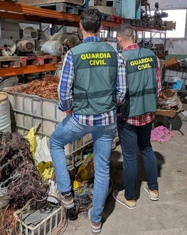 Agentes inspeccionan el cableado.