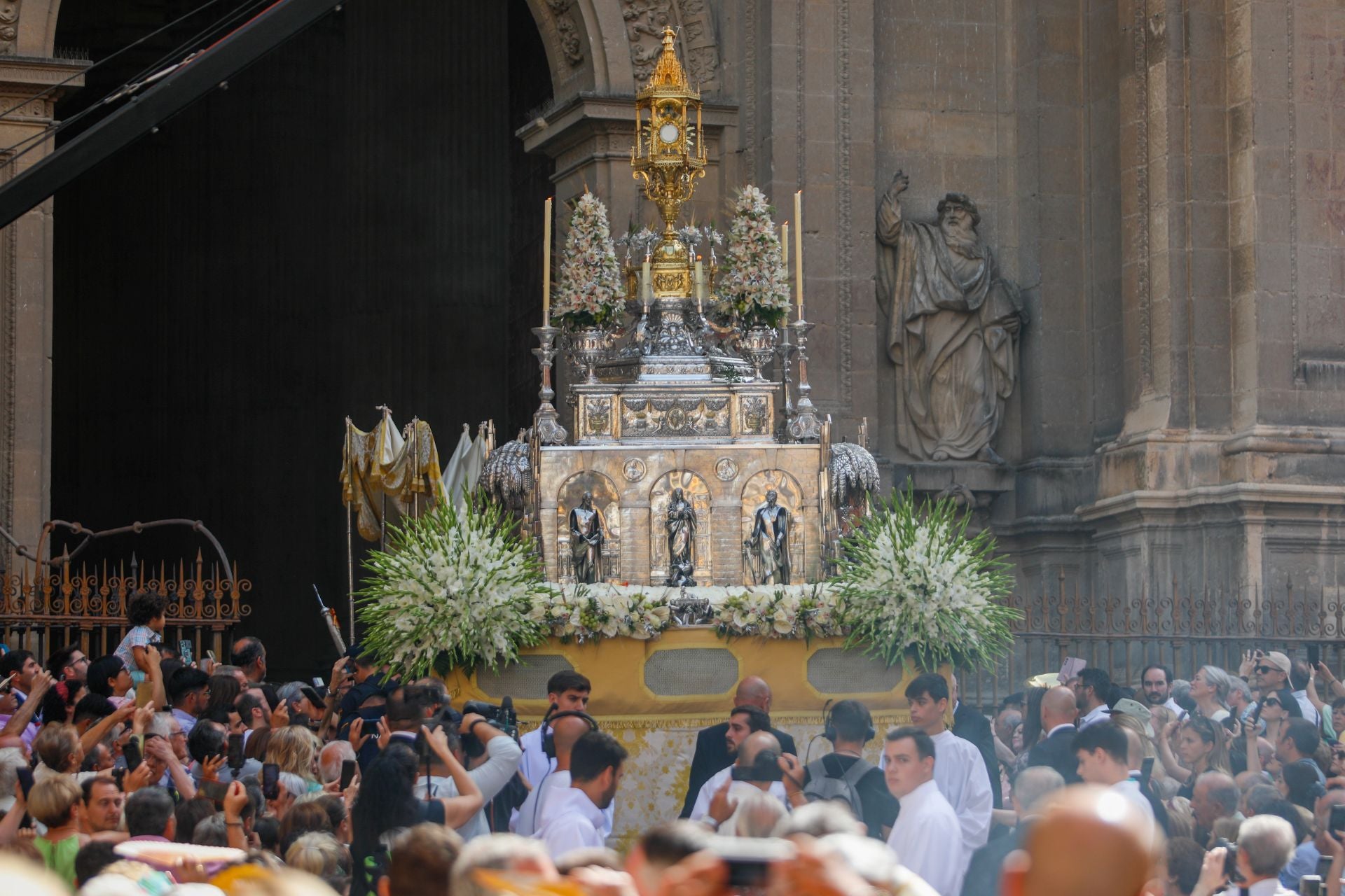 La procesión del Corpus recorre Granada en su día festivo