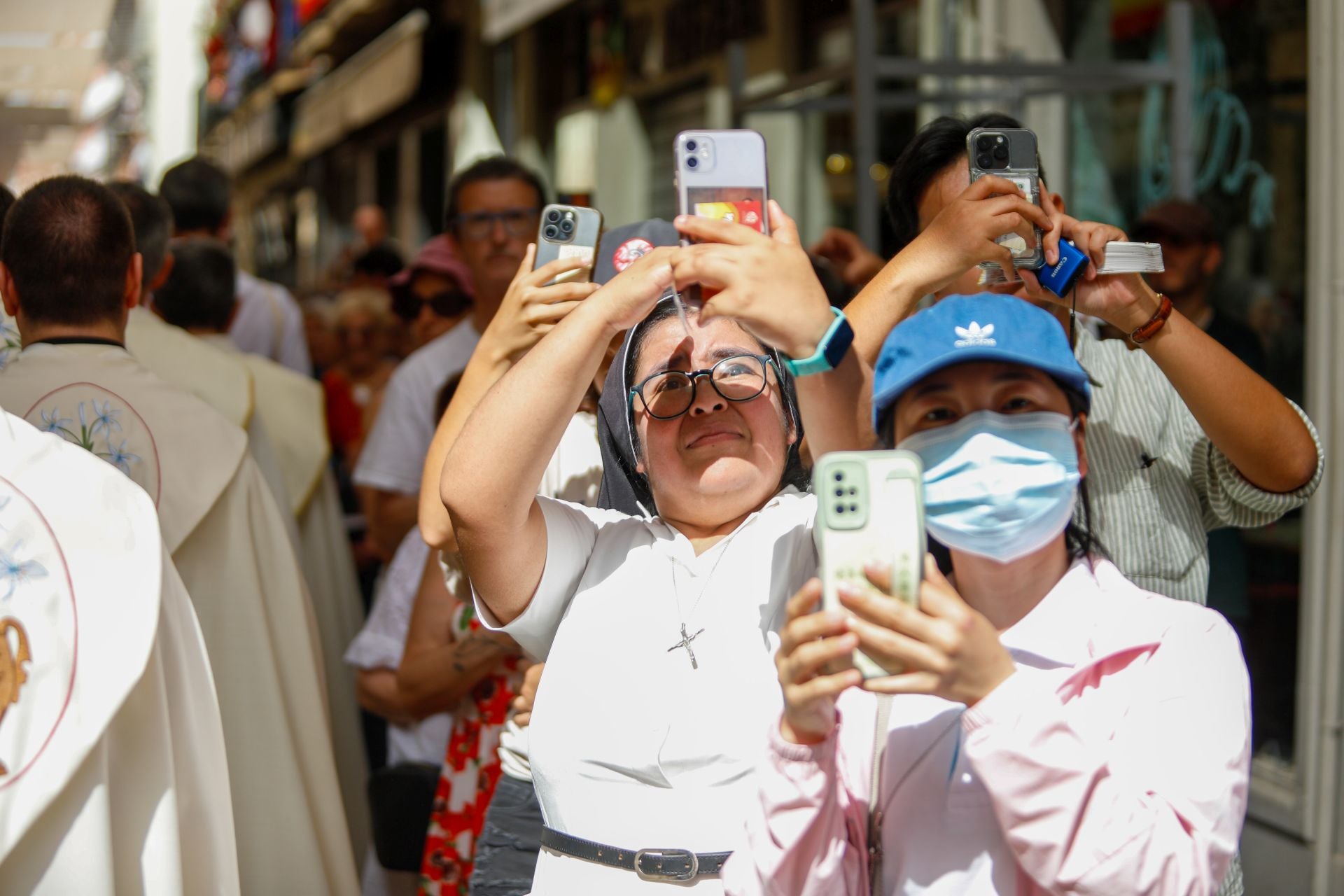 La procesión del Corpus recorre Granada en su día festivo