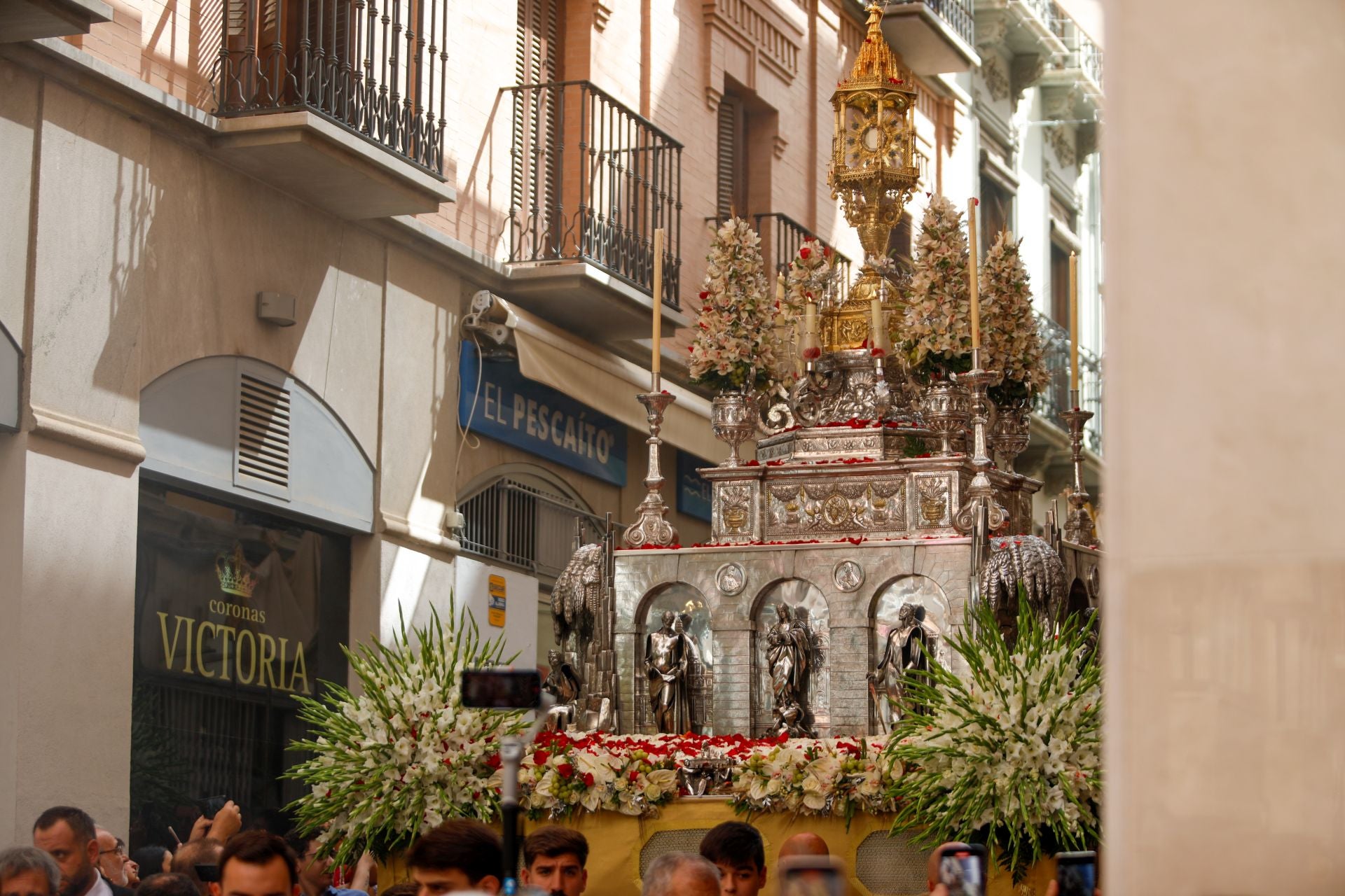 La procesión del Corpus recorre Granada en su día festivo
