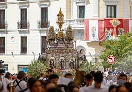 La procesión del Corpus recorre Granada en su día festivo