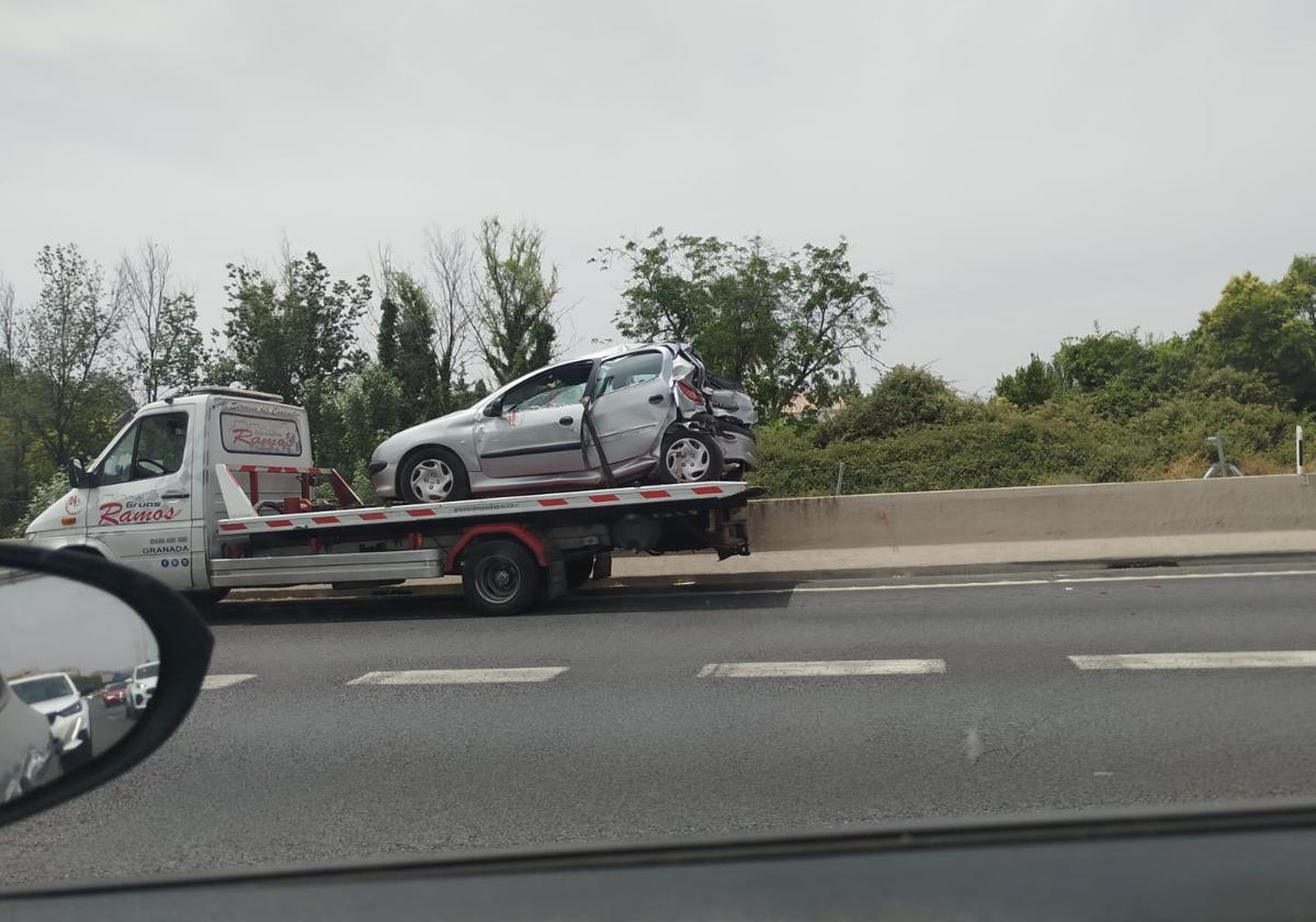Excarcelan a un herido tras la colisión de un furgón y un coche en la Circunvalación de Granada