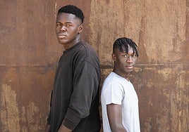 Aziz y Moussa: miedo, hambre y sed en el mar frente a la guerra y la esclavitud