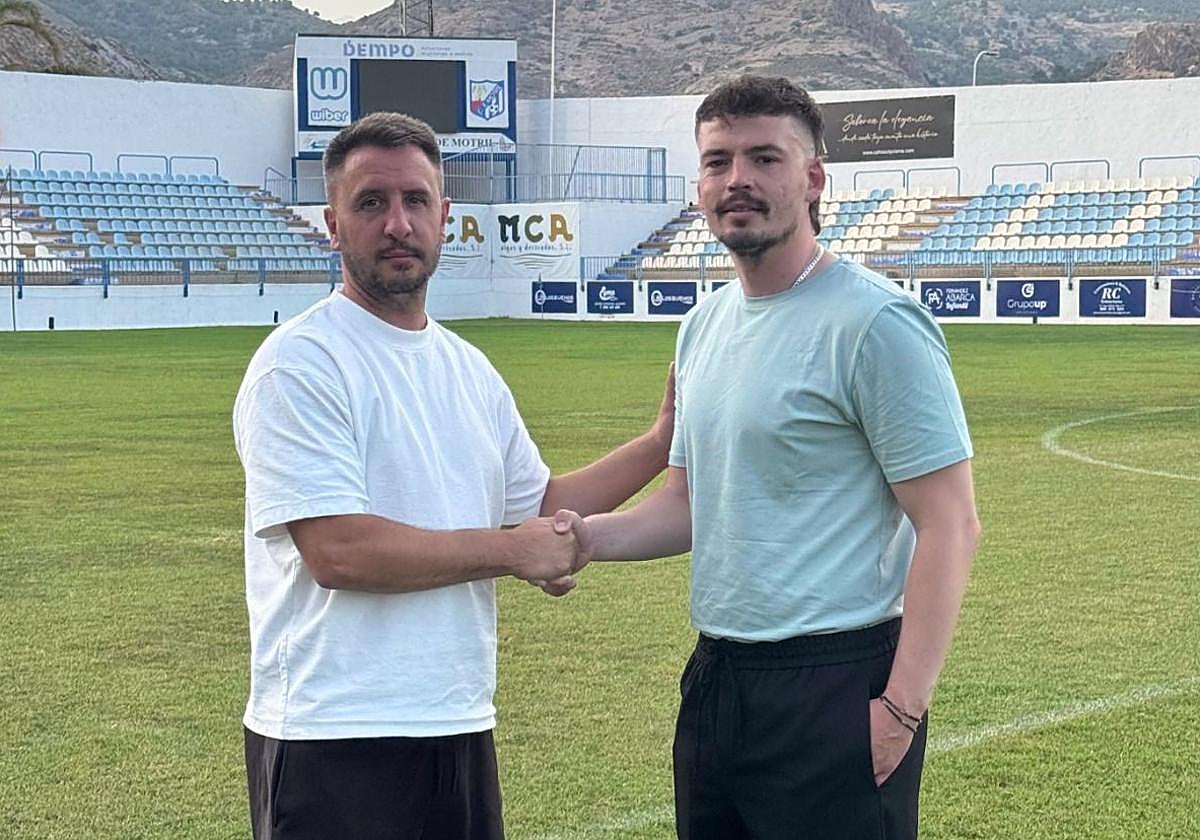 Chus Hevia, a la derecha, presentado por el director deportivo del Motril, Víctor Barbado, 'Viti'.