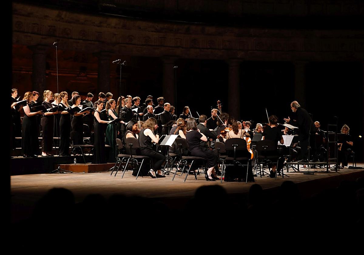 La Cetra y el Vokalensemble Basel, con el trevisano Andrea Marcon (derecha) al frente, anoche en el Carlos V.