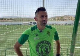 El técnico del conjunto blanco, Manolo Herrero, tras finalizar el entrenamiento de este viernes.