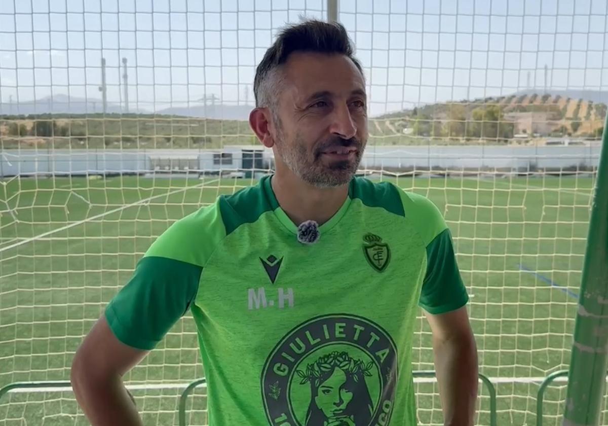 El técnico del conjunto blanco, Manolo Herrero, tras finalizar el entrenamiento de este viernes.