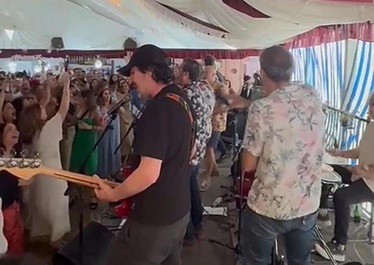 Niños Mutantes actúa en el ferial.