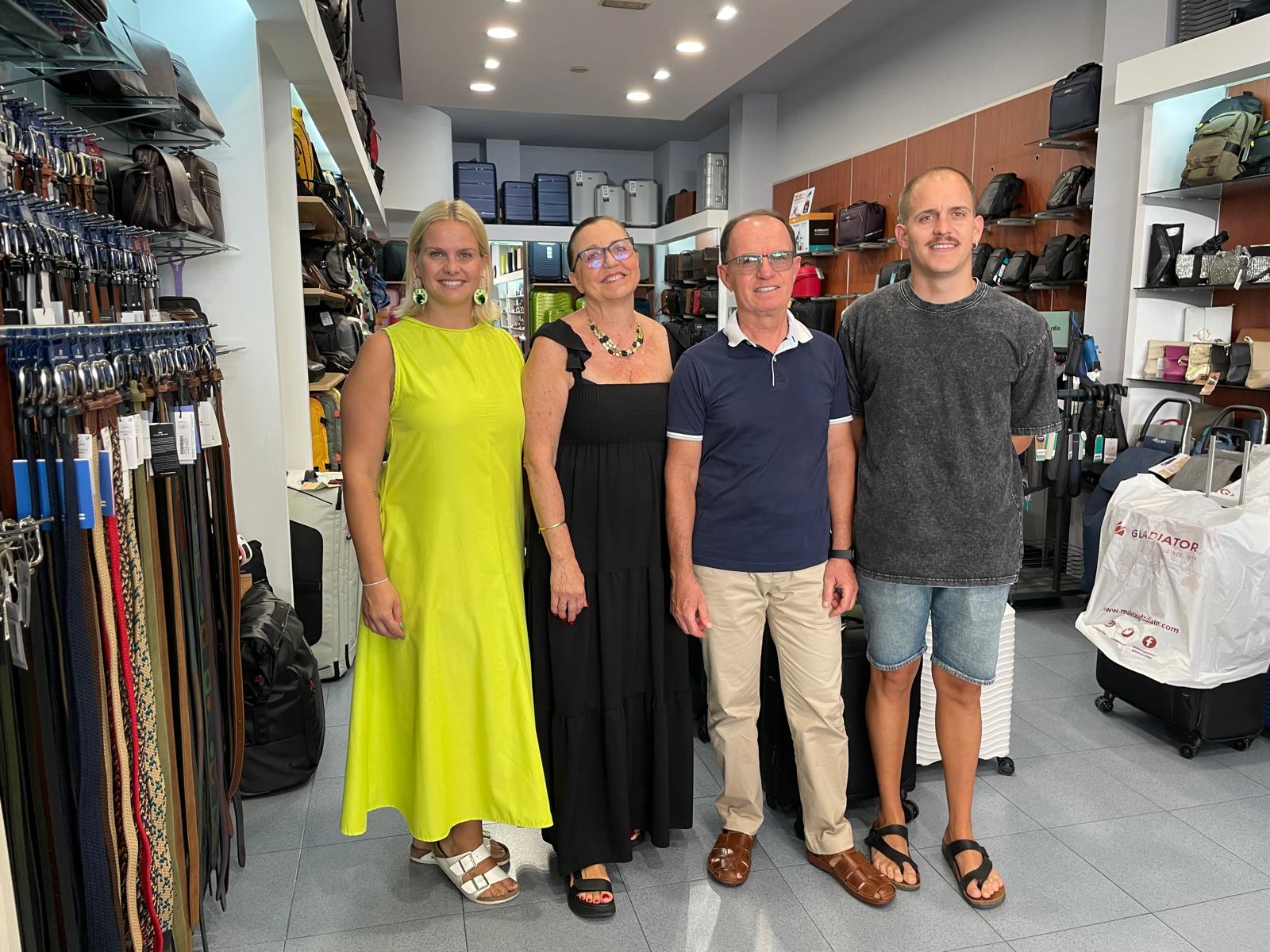 Dos generaciones de comerciantes en Bolsos Carlos, en calle Navarro Rodrigo.