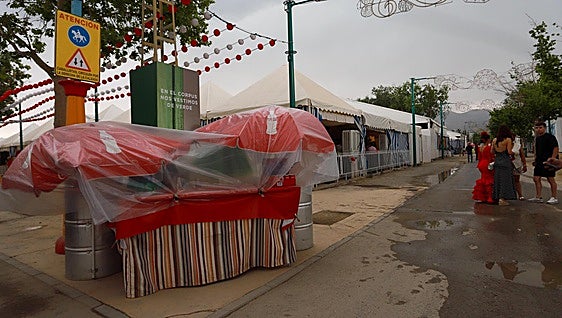 La tormenta atrona el ferial de Granada