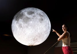 Alba Sánchez Montalvo, con la Luna del Parque de las Ciencias de Granada.