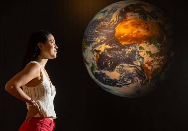Alba Sánchez, con vistas a la Tierra.