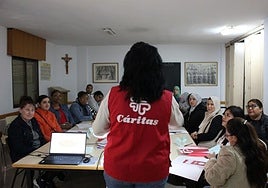 Taller para mujeres impartido por Cáritas en la provincia de Almería.
