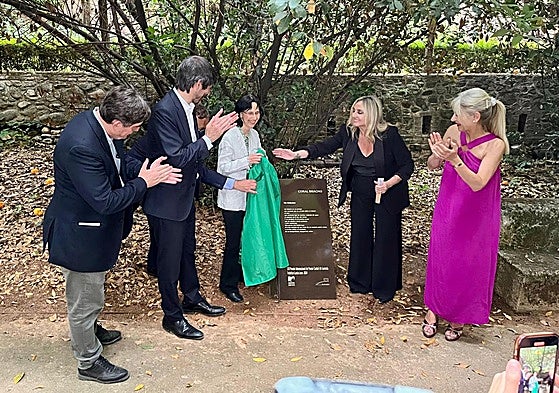 Coral Bracho, en el centro, descubre la placa con su poema en el Carmen de los Mártires.