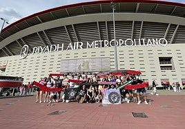 Un grupo de seguidores de Dellafuente, en el exterior del estadio.
