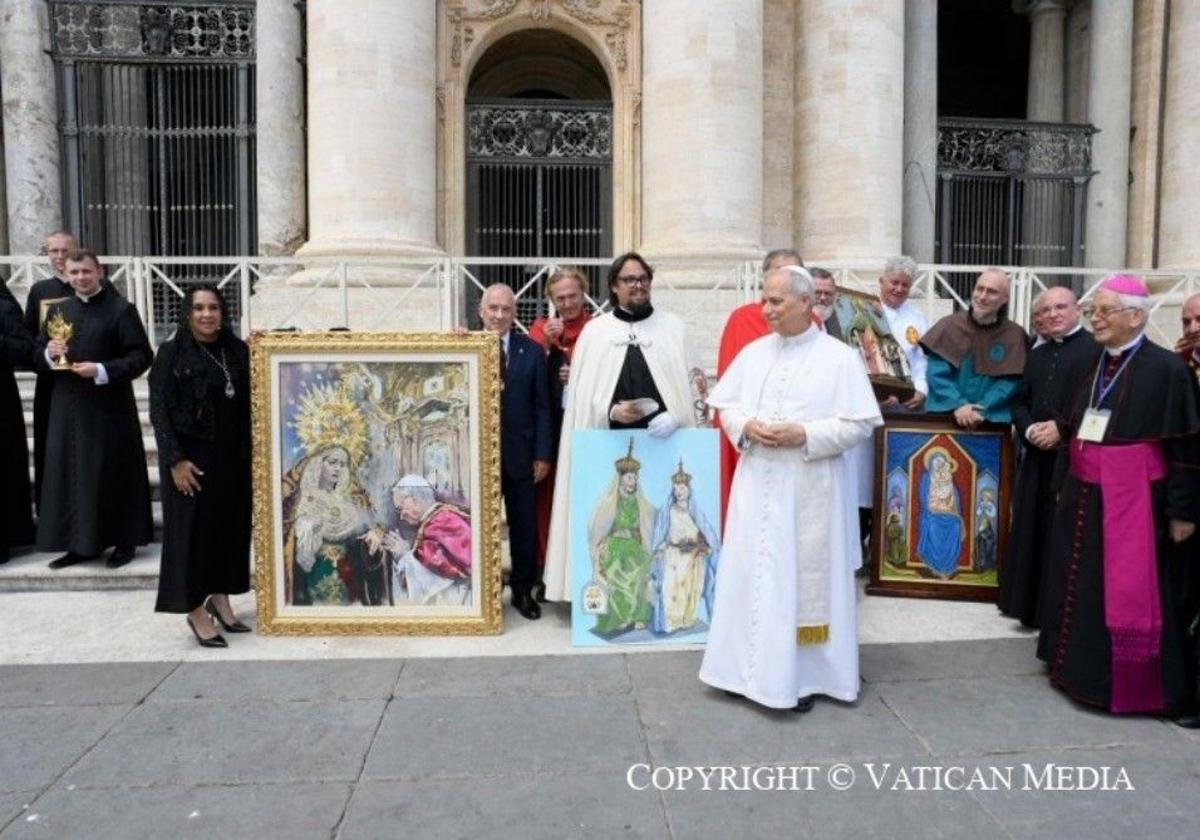El Papa León XIV bendice el cuadro del Mayor Dolor