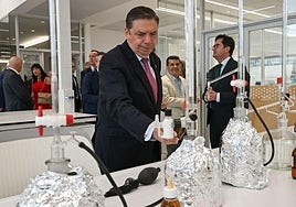 Luis Planas, en el laboratorio de la Estación Experimental Las Palmerillas de Cajamar, ayer.