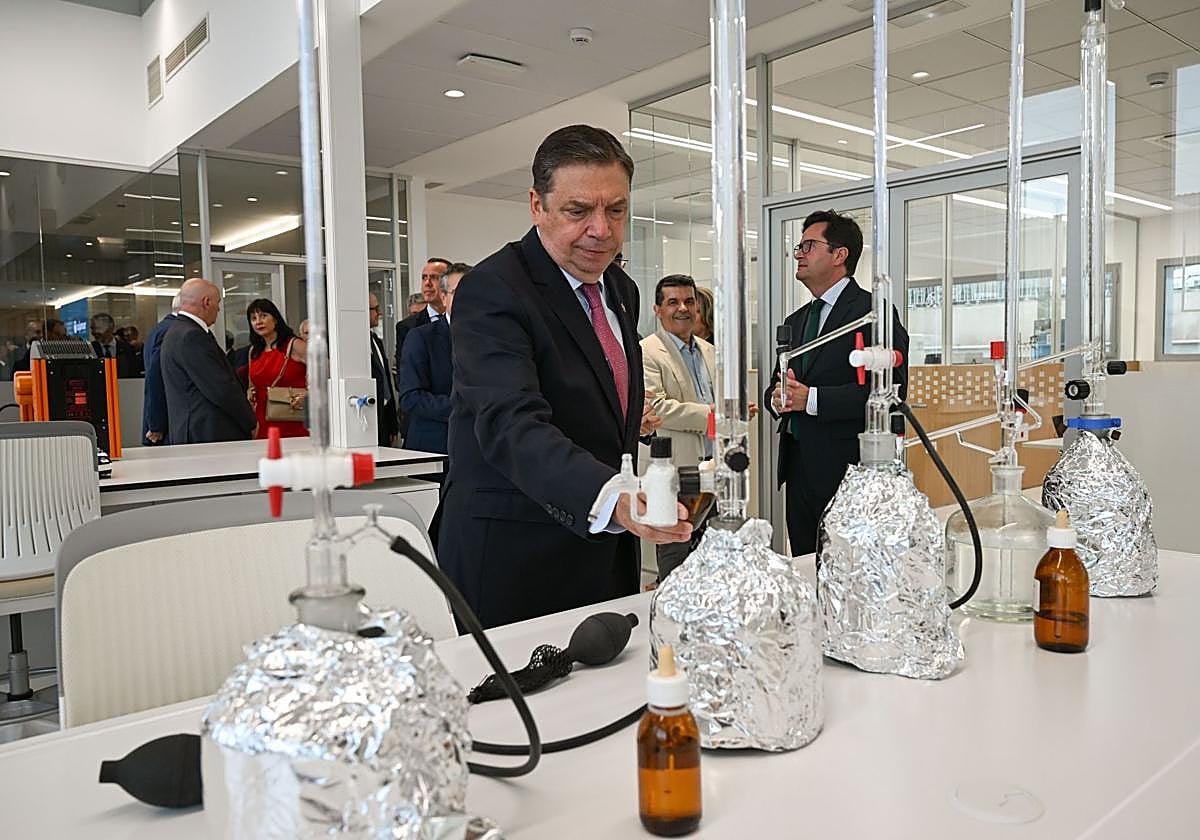 Luis Planas, en el laboratorio de la Estación Experimental Las Palmerillas de Cajamar, ayer.