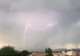 Imagen del rayo captado en Granada.