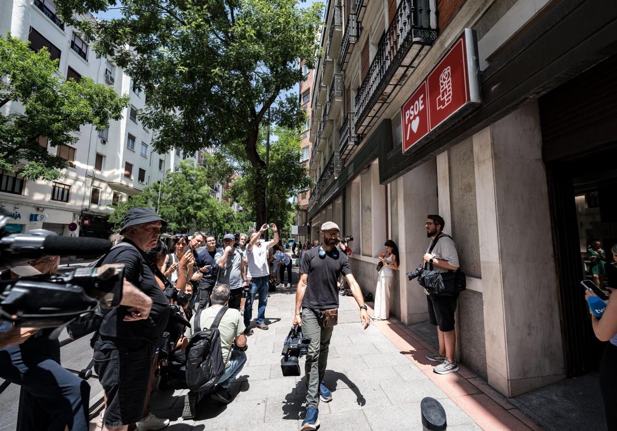Registro de la UCO en la sede del PSOE.