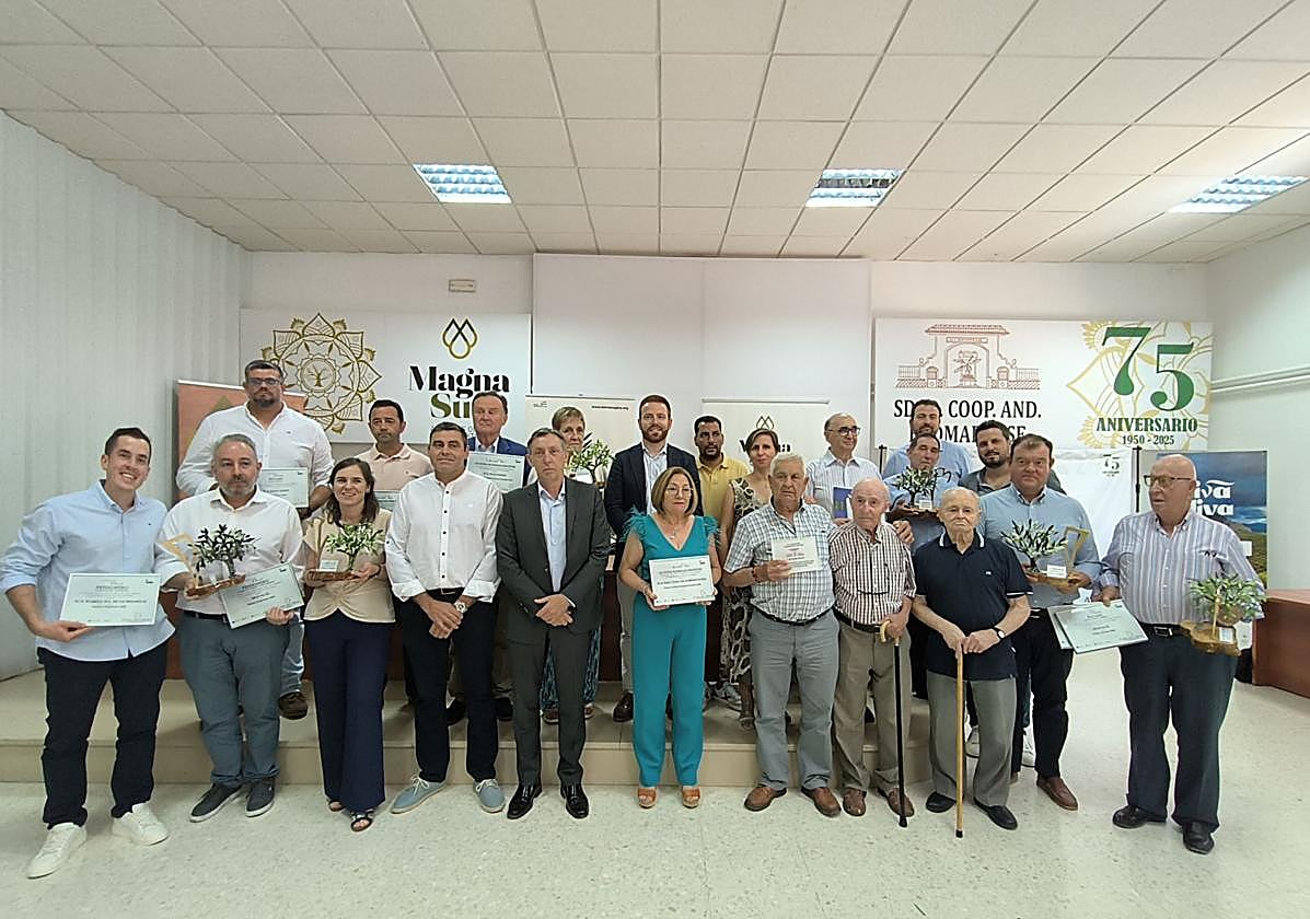 Foto de familia con autoridades y las personas reconocidas.