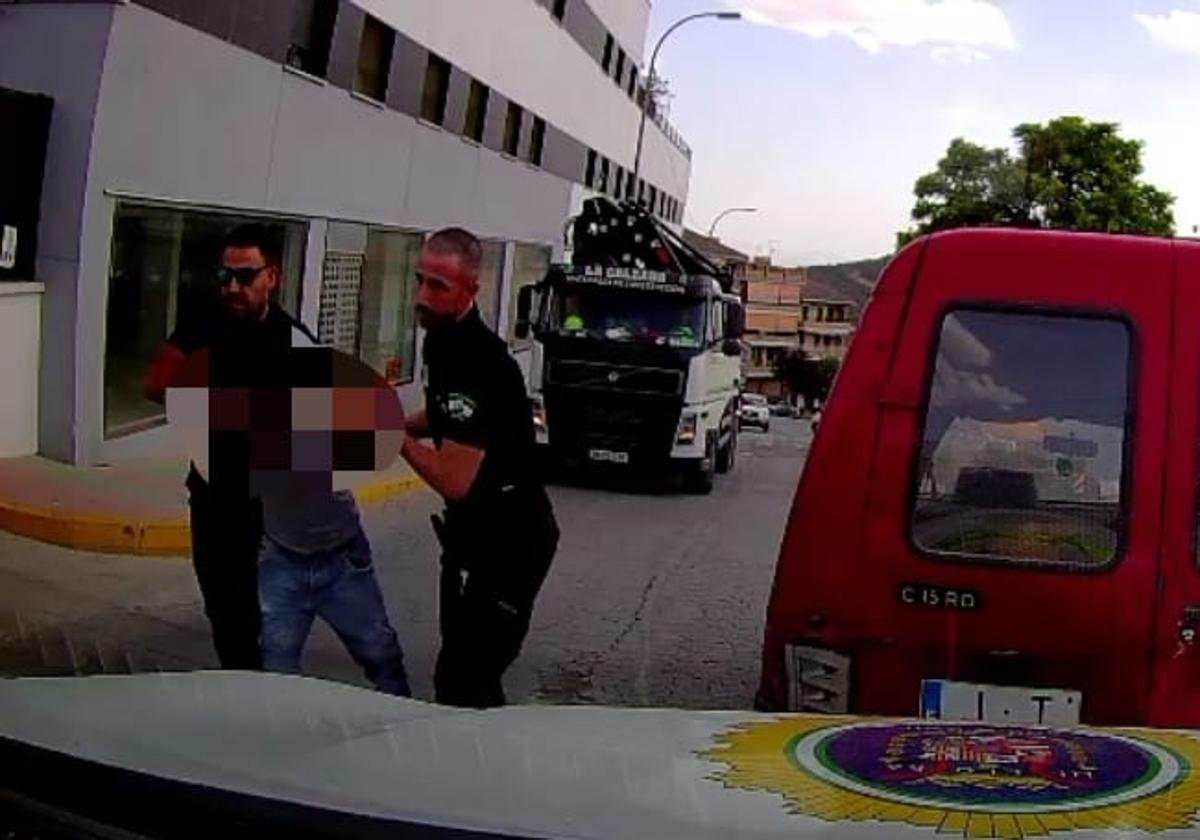 Momento de la detención en Íllora.