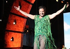 Manuel Carrasco sobre el escenario de La Victoria.