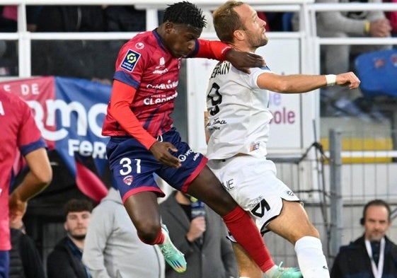 A la izquierda, Baïla Diallo pugna por un balón aéreo en un partido con el Clermont.