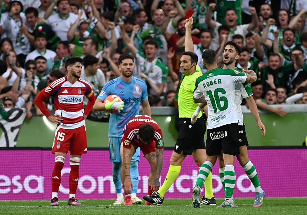 Momento de la expulsión de Carlos Neva en El Sardinero.