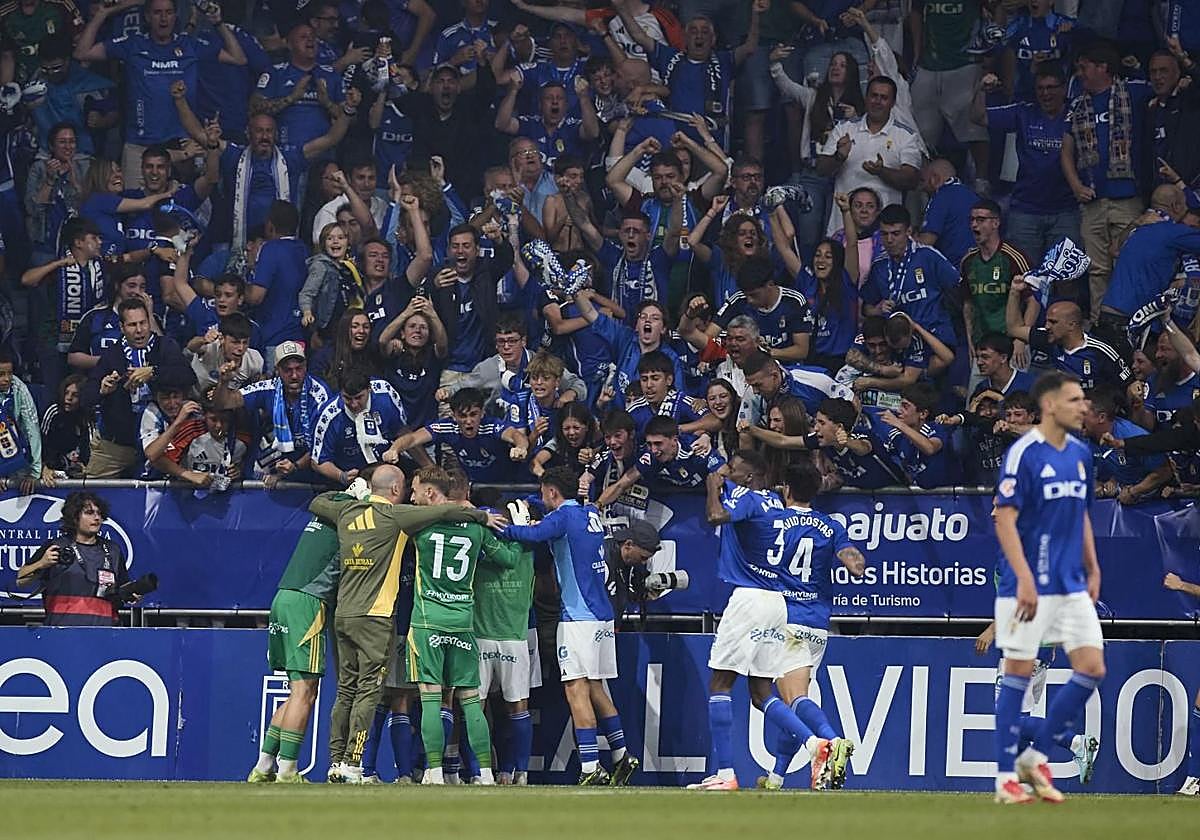 Celebración de uno de los goles del Oviedo.