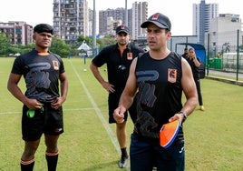 El motrileño Paco Hernández, en primer plano, dirige un entrenamiento en India.