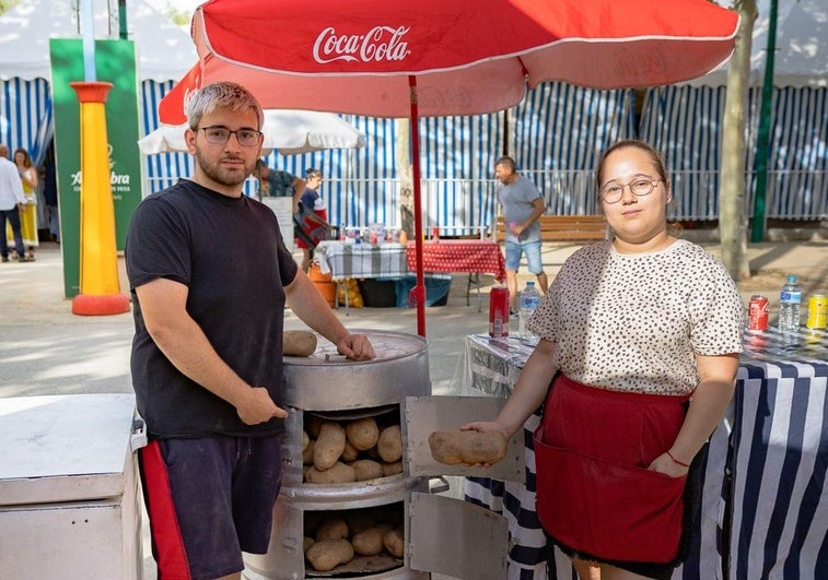 La gran familia de Almanjáyar que surte de patatas asadas al ferial de Granada