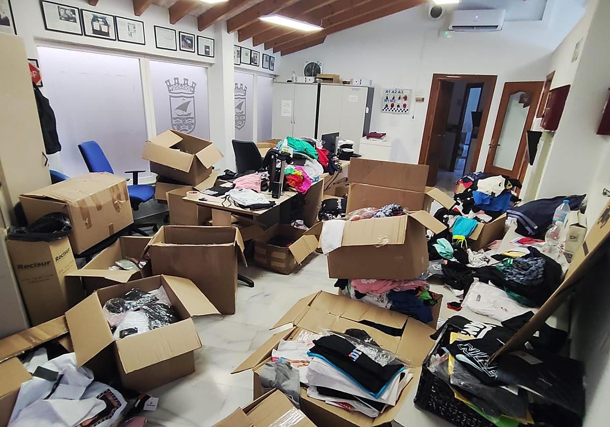 La Policía interviene más de 3.000 prendas falsificadas en el mercadillo de Almuñécar.