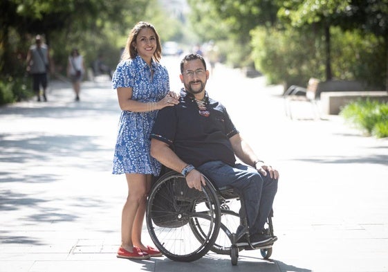Recién casados. José Antonio y Jessy posan para IDEAL en el bulevar de avenida de la Constitución.