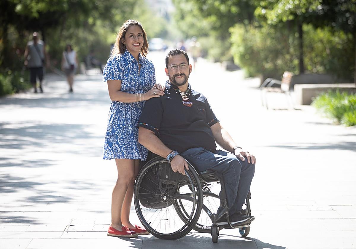 Recién casados. José Antonio y Jessy posan para IDEAL en el bulevar de avenida de la Constitución.