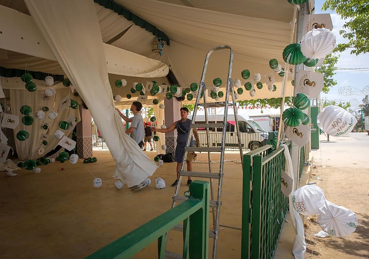 Imagen principal - Las cuadrillas desmontan una a una las casetas.