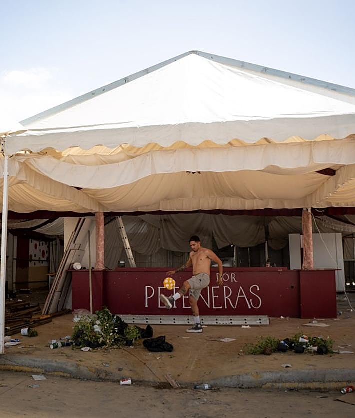Imagen secundaria 2 - Las cuadrillas desmontan una a una las casetas.