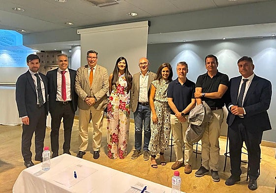 Algunos de los participantes en las mesas redondas durante el encuentro.