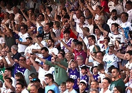 La afición celebrando el ascenso en el campo.