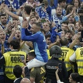 Santi Cazorla, aclamado por la afición del Oviedo.