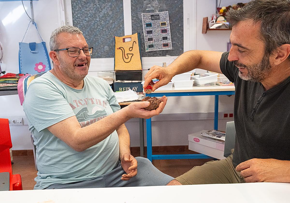 Dentro del centro de día ocupacional de discapacidad intelectual La Boronda