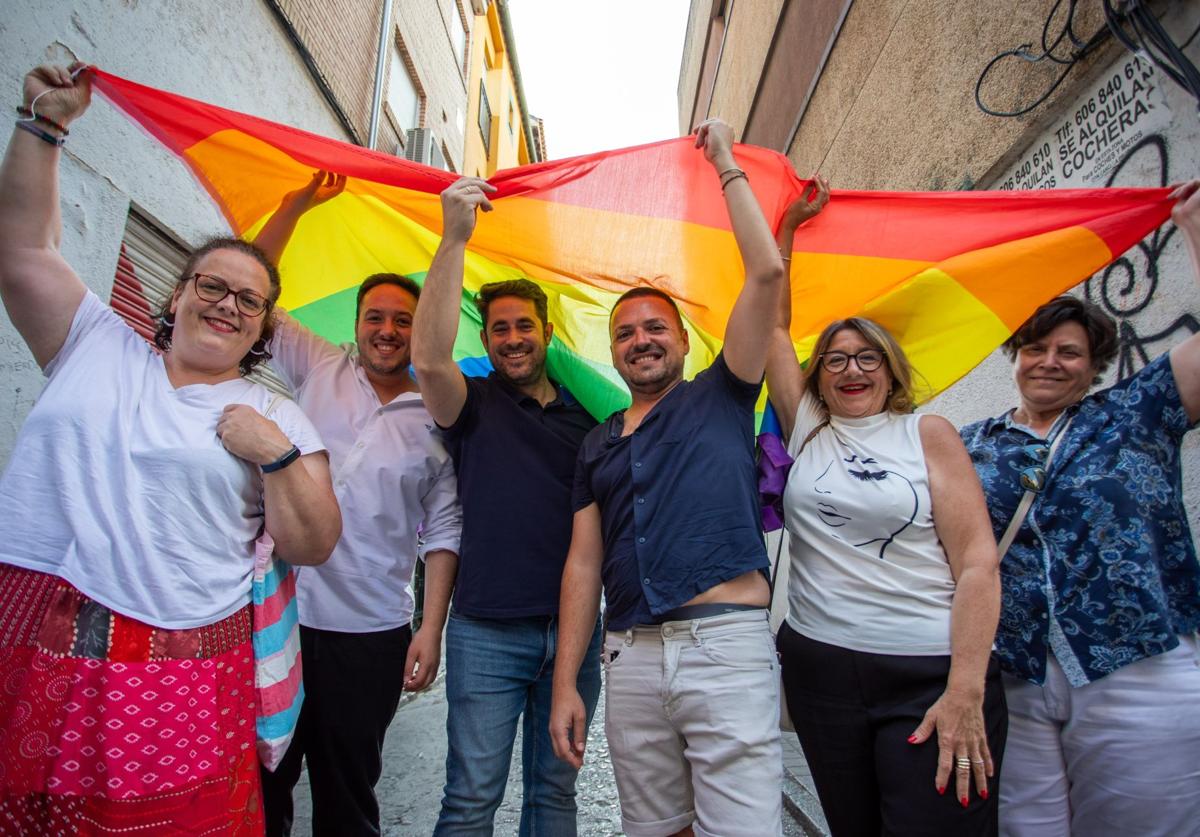 Activistas del movimiento LGTBIQA+, con su bandera.