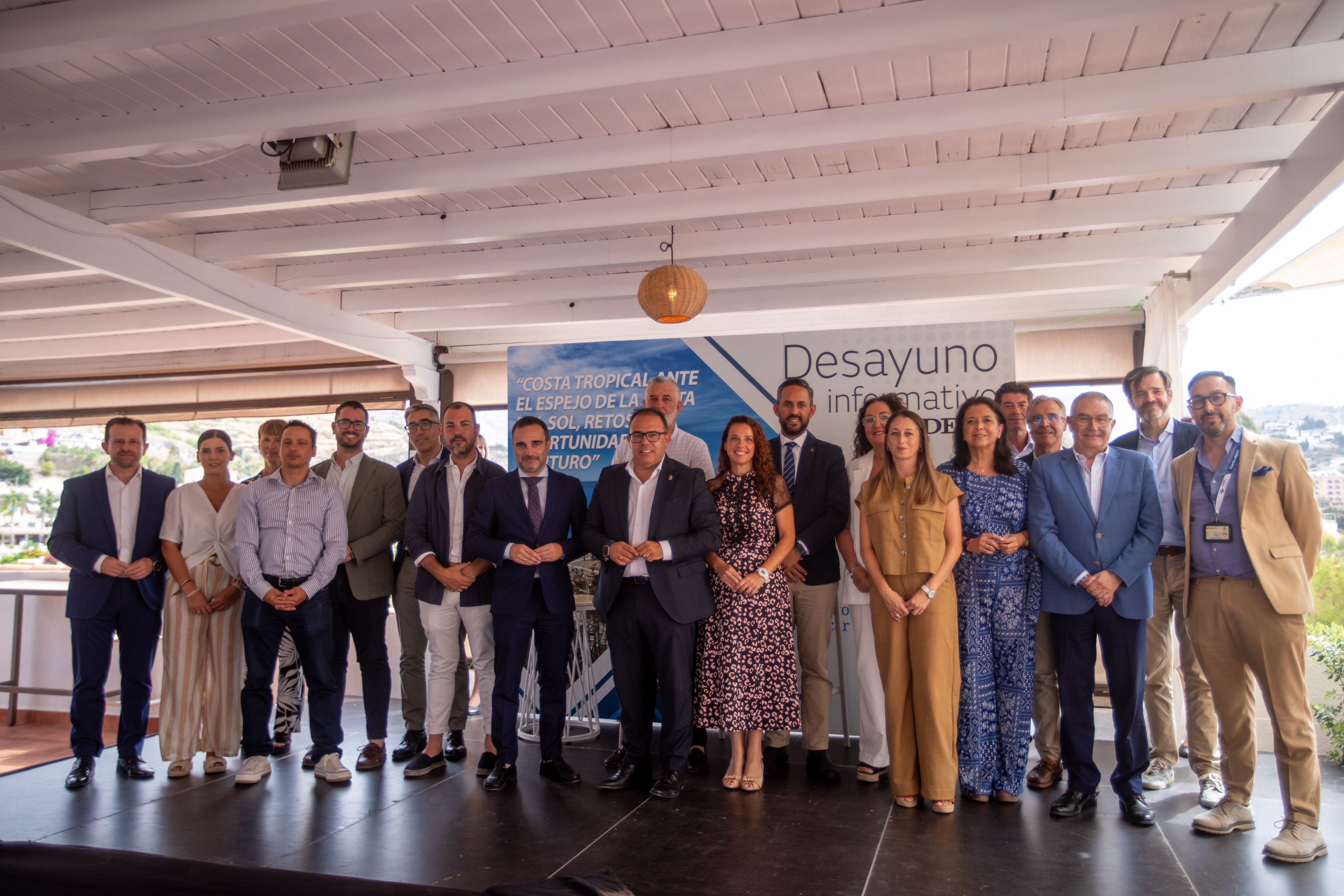 Foto de familia del desayuno informativo en la Costa.