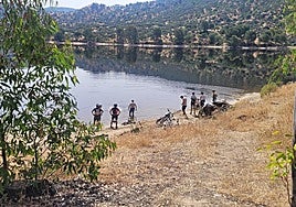 Grupo de ciclistas en las aguas del Encinarejo.