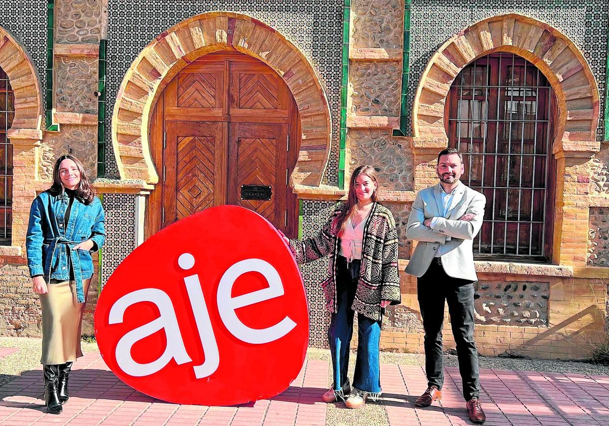 El nuevo presidente de AJE con las responsables de la sección juvenil, Patricia Porras y Raquel Maldonado.