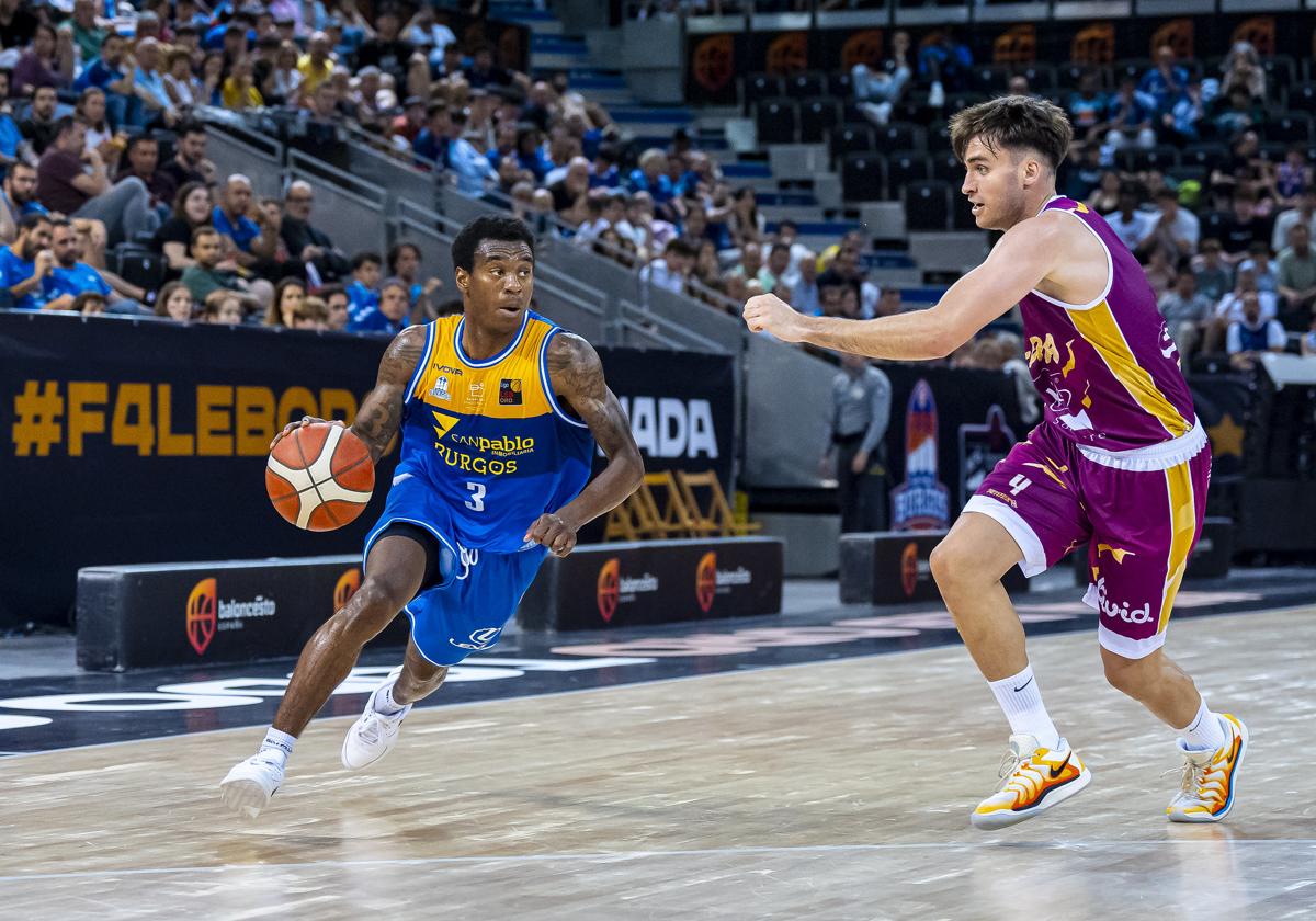 Micah Speight (i) defendido por Rafa Villar, del Lleida, en la 'Final Four' de ascenso a la acb de 2024