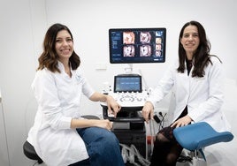 La doctora Magdalena Lechuga y Carmen Navas en su nueva clínica.