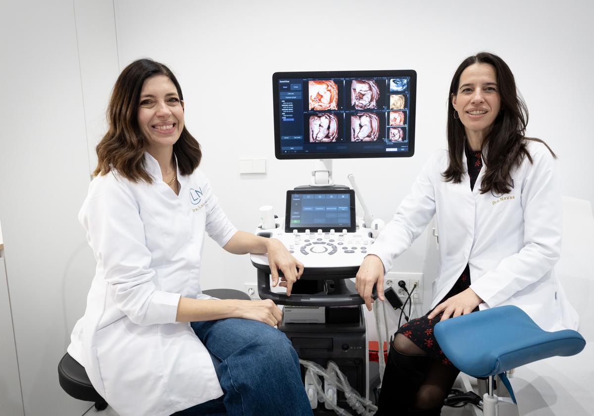 La doctora Magdalena Lechuga y Carmen Navas en su nueva clínica.