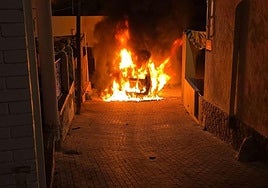 Un vehículo de la Guardia Civil de Adra arde en un callejón tras un falso aviso por robo a una vivienda.
