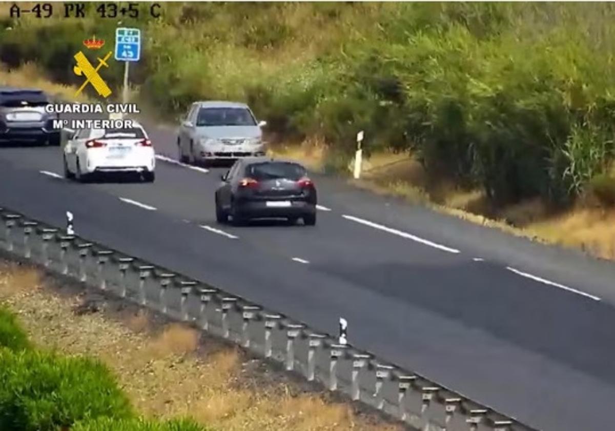 Un kamikaze da la vuelta en la autopista al encontrarse con un...